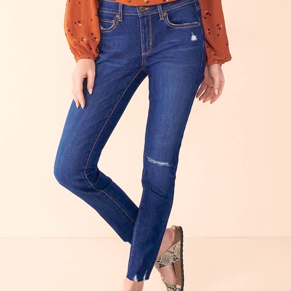 NWT Women’s classic Blue stretch Jeans- distressed Denim
